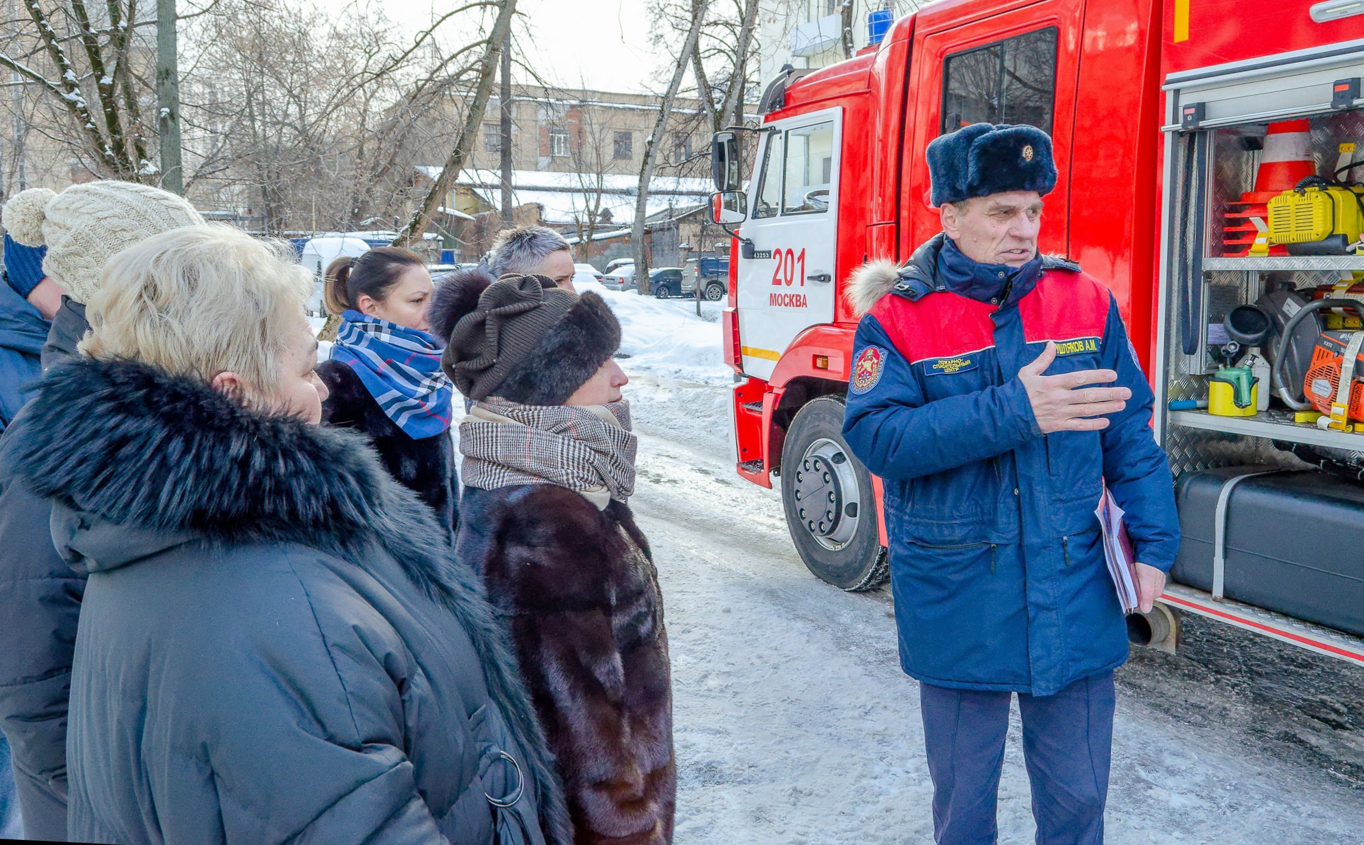 Наглядная пожарная профилактика: столичные спасатели проводят мастер-классы во дворах