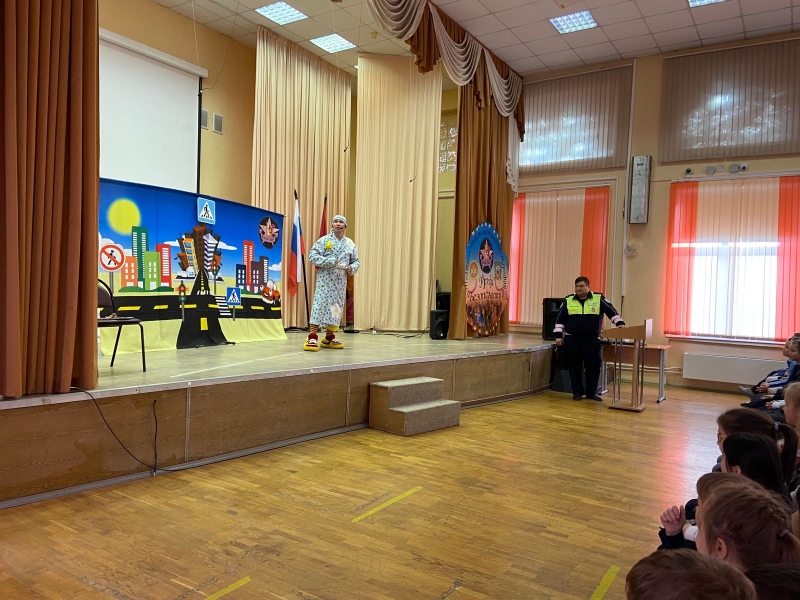 Сотрудники Госавтоинспекции ЮВАО приняли участие в театральном представлении для школьников