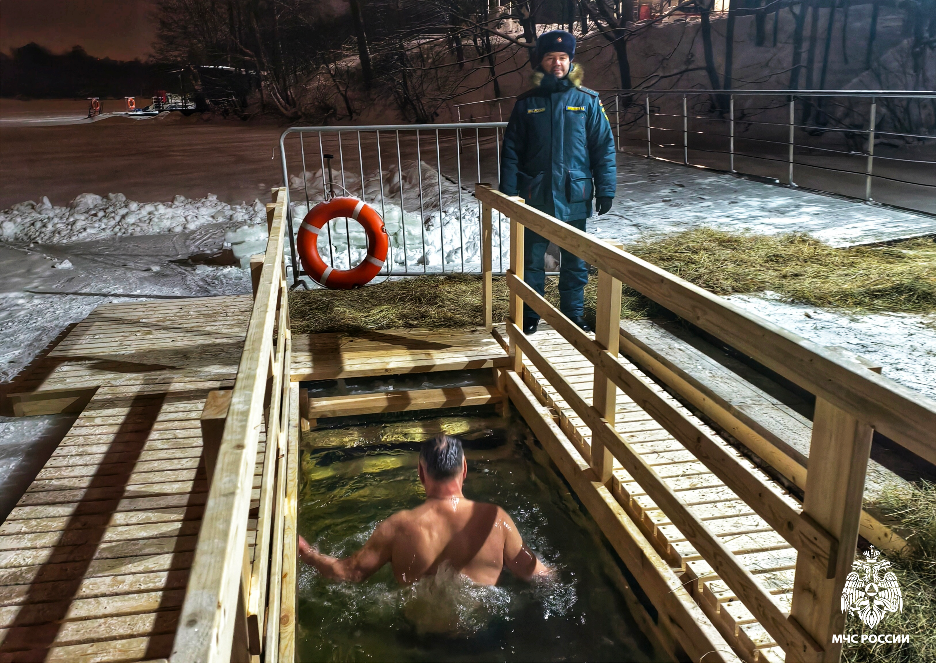 Более 1300 сотрудников пожарно-спасательного гарнизона Москвы обеспечили безопасность на крещенских купаниях в столице Более 1300 сотрудников пожарно-спасательного гарнизона Москвы обеспечили безопасность на крещенских купаниях в столице