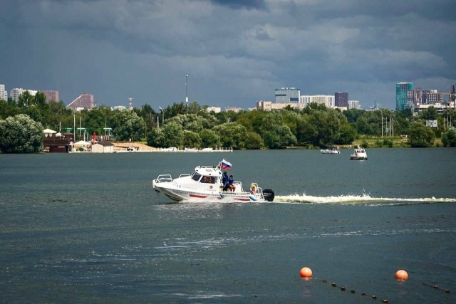 Столичные спасатели усилили контроль безопасности на Москве-реке и водоемах из-за жары