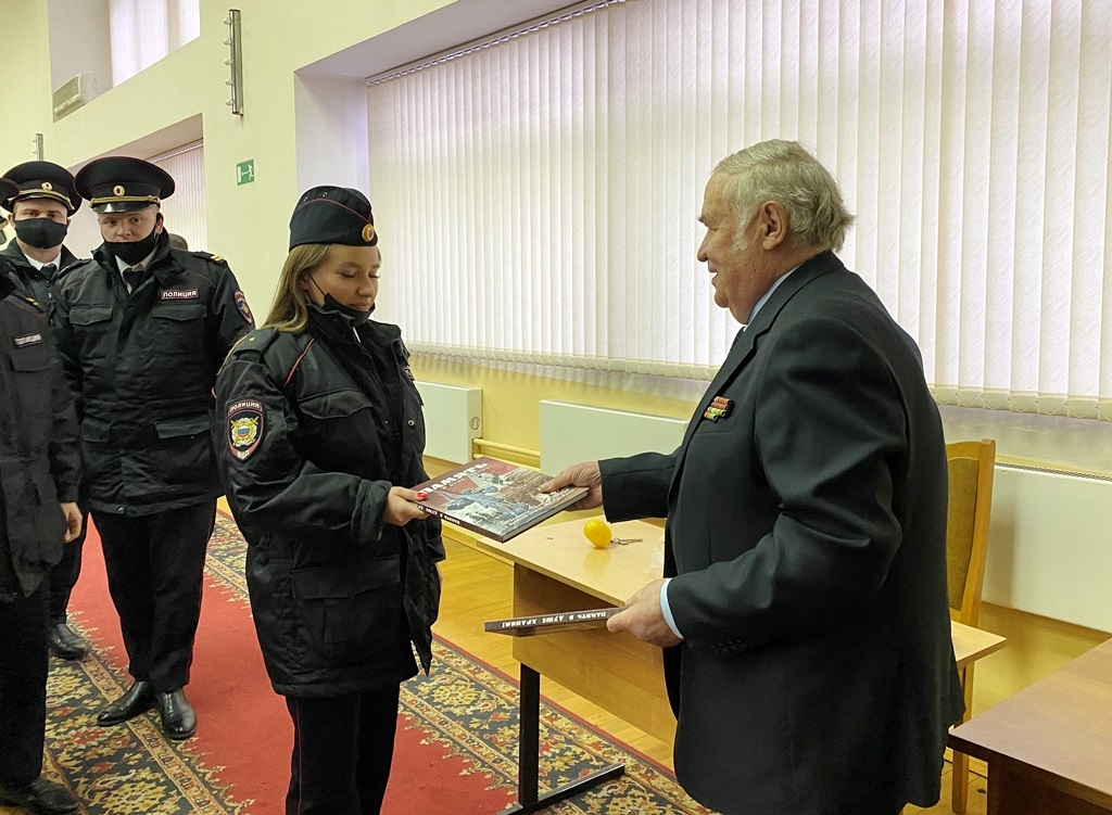 В УВД по ЮВАО прошла встреча выпускников Центра профессиональной подготовки с руководителями
