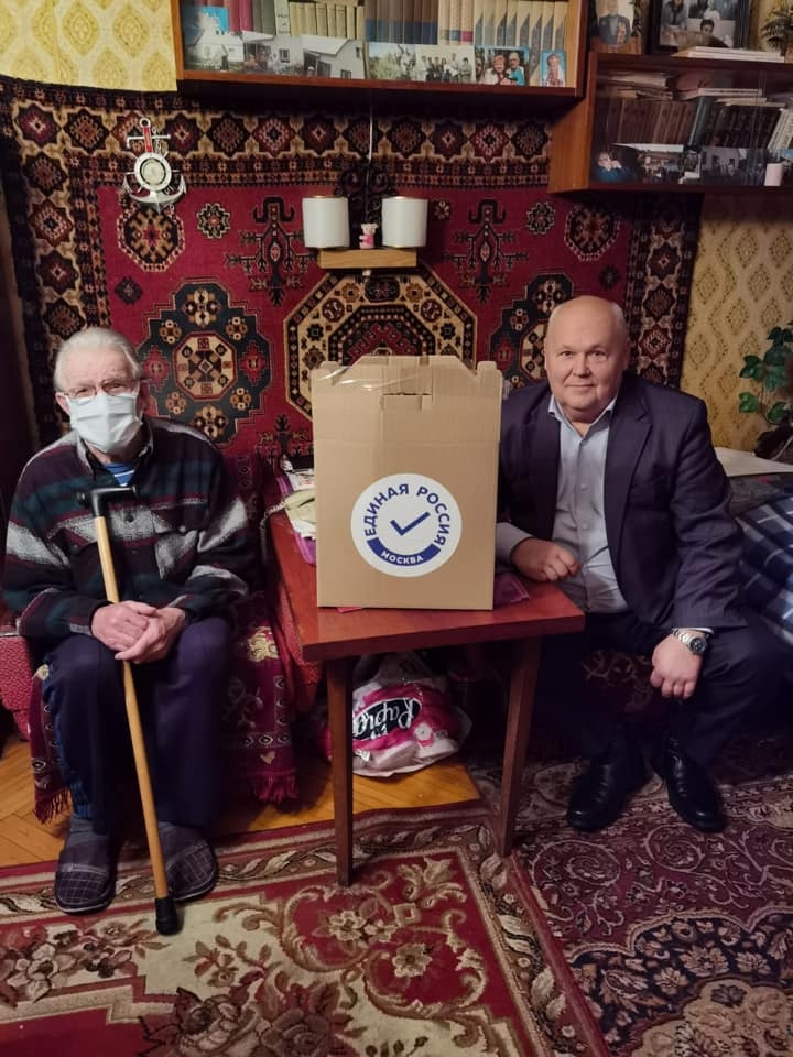 Депутаты Локтионов В.В. и Цветкова Т.Л. поздравили ветеранов