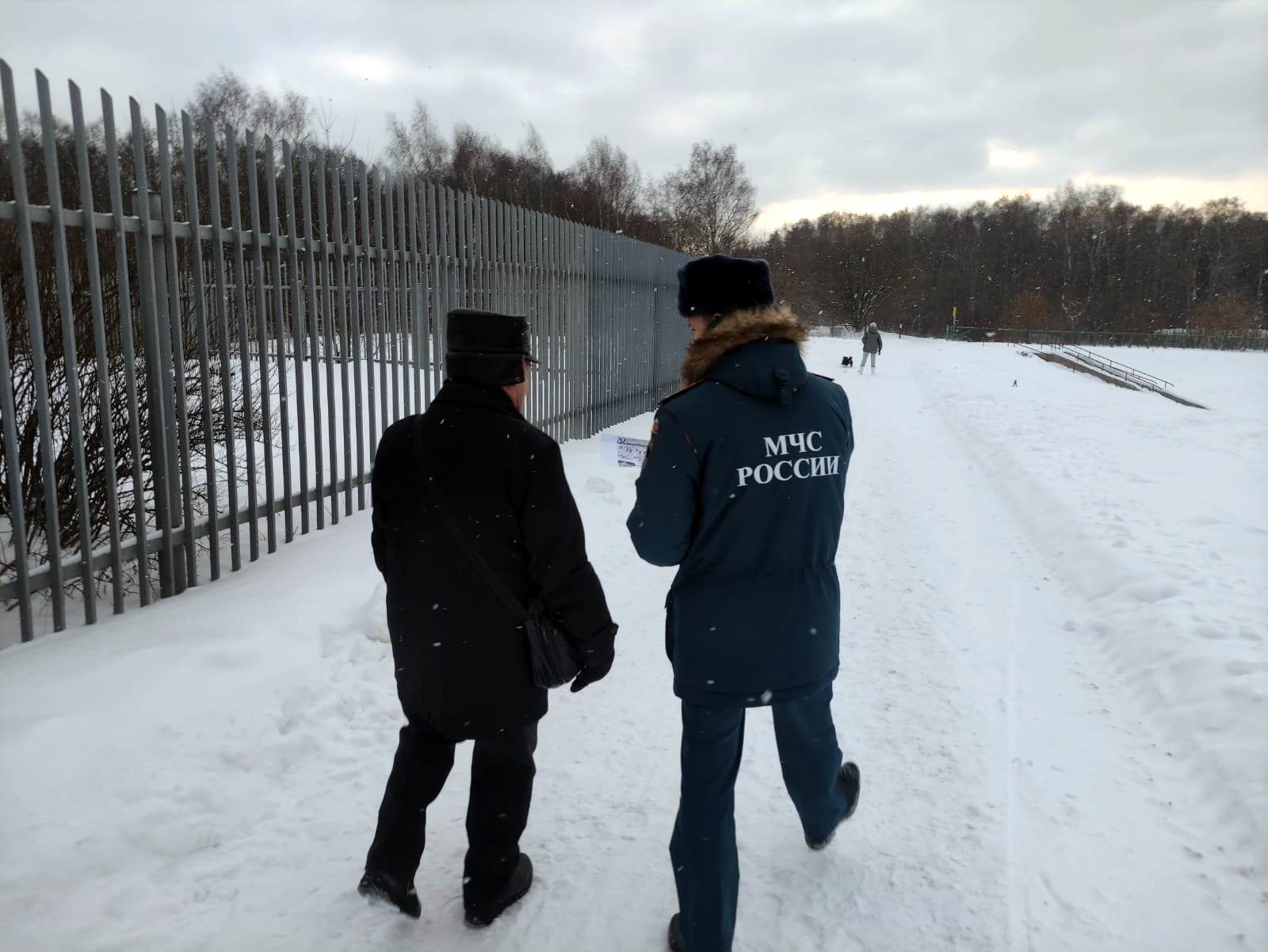 Каждый год десятки людей погибают под толщей льда. Каждый год десятки людей погибают под толщей льда.