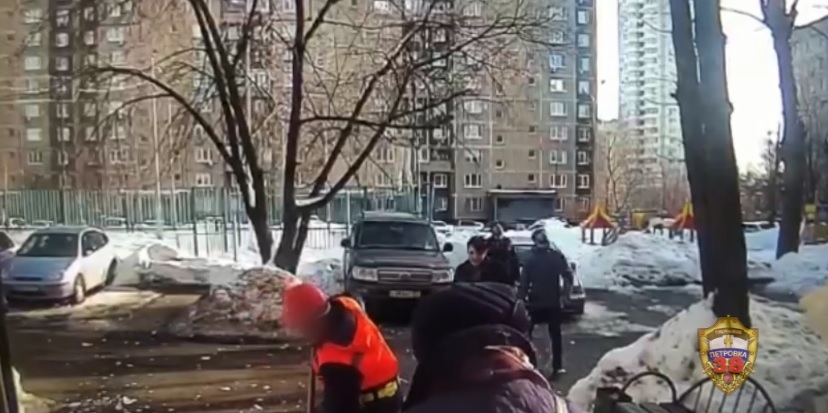 Сотрудники уголовного розыска ЮВАО задержали подозреваемых в краже сбережений у пенсионерки
